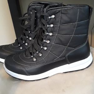 Weatherproof black sport boots
